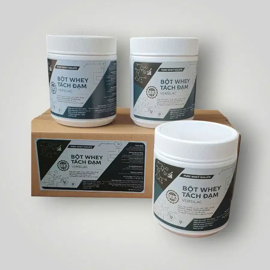 Ba hộp Bột Whey Tách Đạm Versilac 450g đặt trên thùng carton