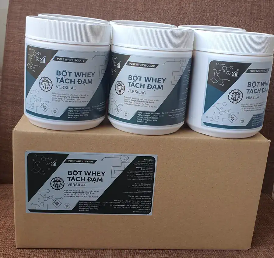 Sáu hộp Versilac 450g xếp trên thùng
