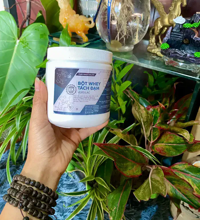 Cầm trên tay hộp Bột Whey Tách Đạm Versilac